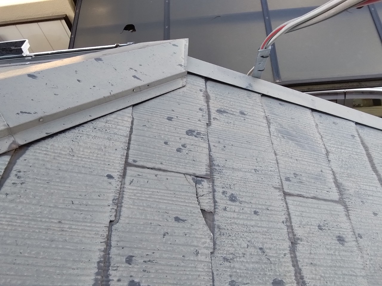 明石市　雹災害スレート屋根ひび